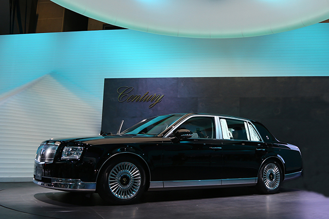 ダイハツの「“ちょっと立ち乗り”軽トラ」が斬新だった！ ミニマムなキャビンに“最大限の荷室”を搭載！ カクカクボディで機能美を追求した働くクルマ 「ユニフォームトラック」とは