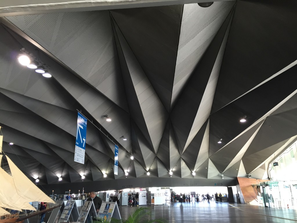 横浜港 大さん橋 国際客船ターミナルの夜景情報 行き方・入場料金・営業時間・景色