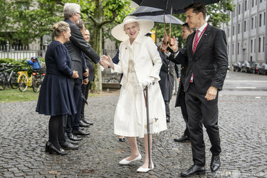 デンマーク王室の次男ヨアキム王子、母マルグレーテ女王の退位式典に単独出席 不仲説が流れるマリー妃は欠席カルチャーELLEエル デジタル