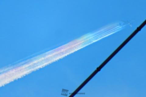 鮮やかな虹色の飛行機雲を撮影、豪写真家に話を聞く - CNN.co.jp