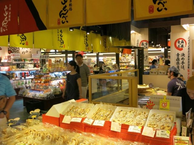 新青森駅ビル あおもり旬味館 しゅんみかん-甘精堂本店 あおもり定番おみやげ 「紅小町 べにこまち 」白あんの甘さにりんごの酸味が爽やかな小さくかわいらしい焼き菓子です。上品な風味をお楽しみください。 ＃甘精堂本店 ＃紅小町 ＃青森の老舗 ＃りんごのお