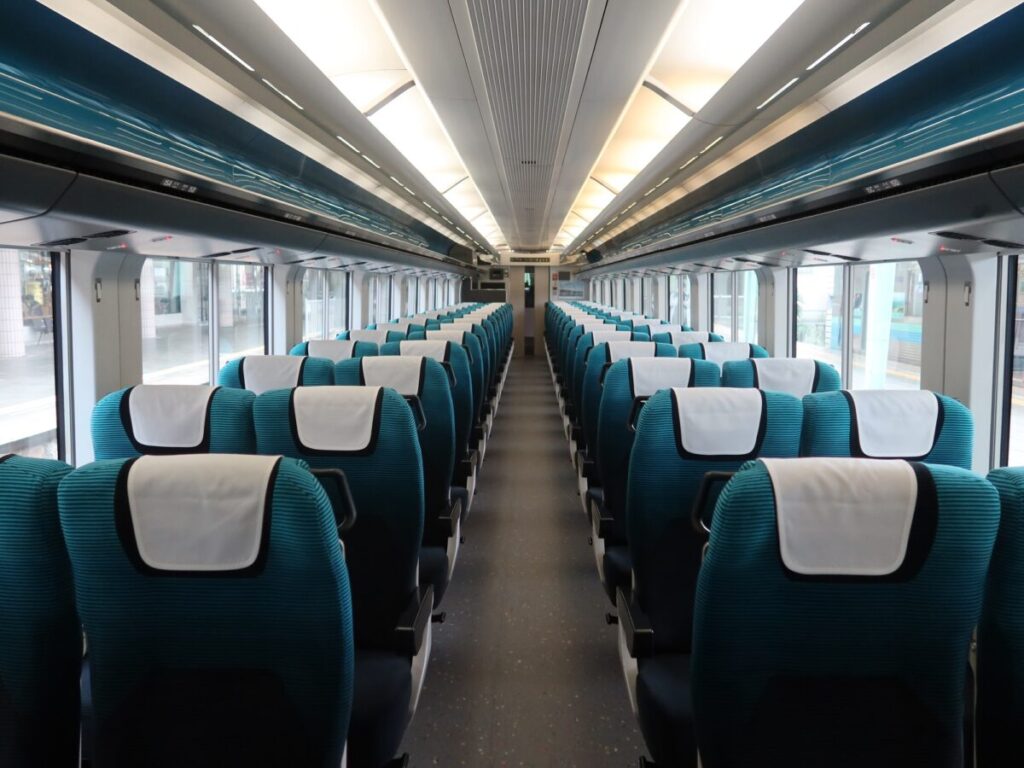 湘南新宿ラインに「異色の特急」が走る！“大宮から伊豆急下田まで”直通運転 武蔵小杉にも停車乗りものニュース