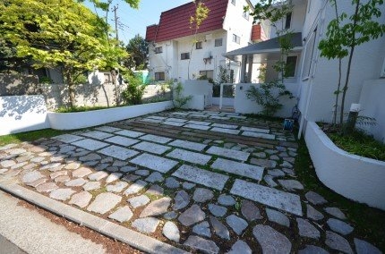 ナチュラルな旗竿地の駐車場＆腐らない枕木アプローチ＠世田谷区エクステリア＆ガーデン プラッツ