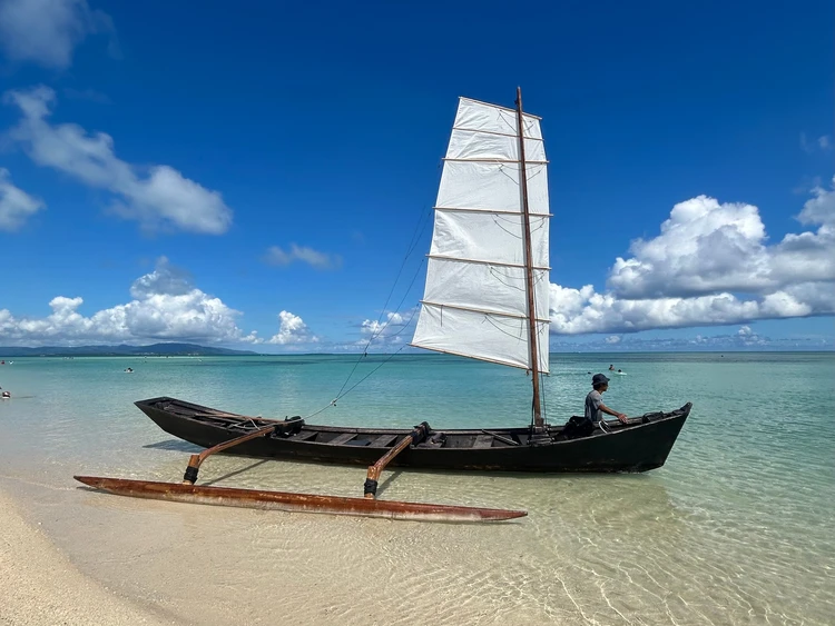 竹富島サバニ体験 沖縄の伝統木造船を操船！人気スポット西桟橋やカイジ浜へも周遊 映える写真も手に入るスペシャルコース選択可＜竹富島発＞石垣島・八重山の観光・オプショナルツアー専門VELTRA ベルトラ