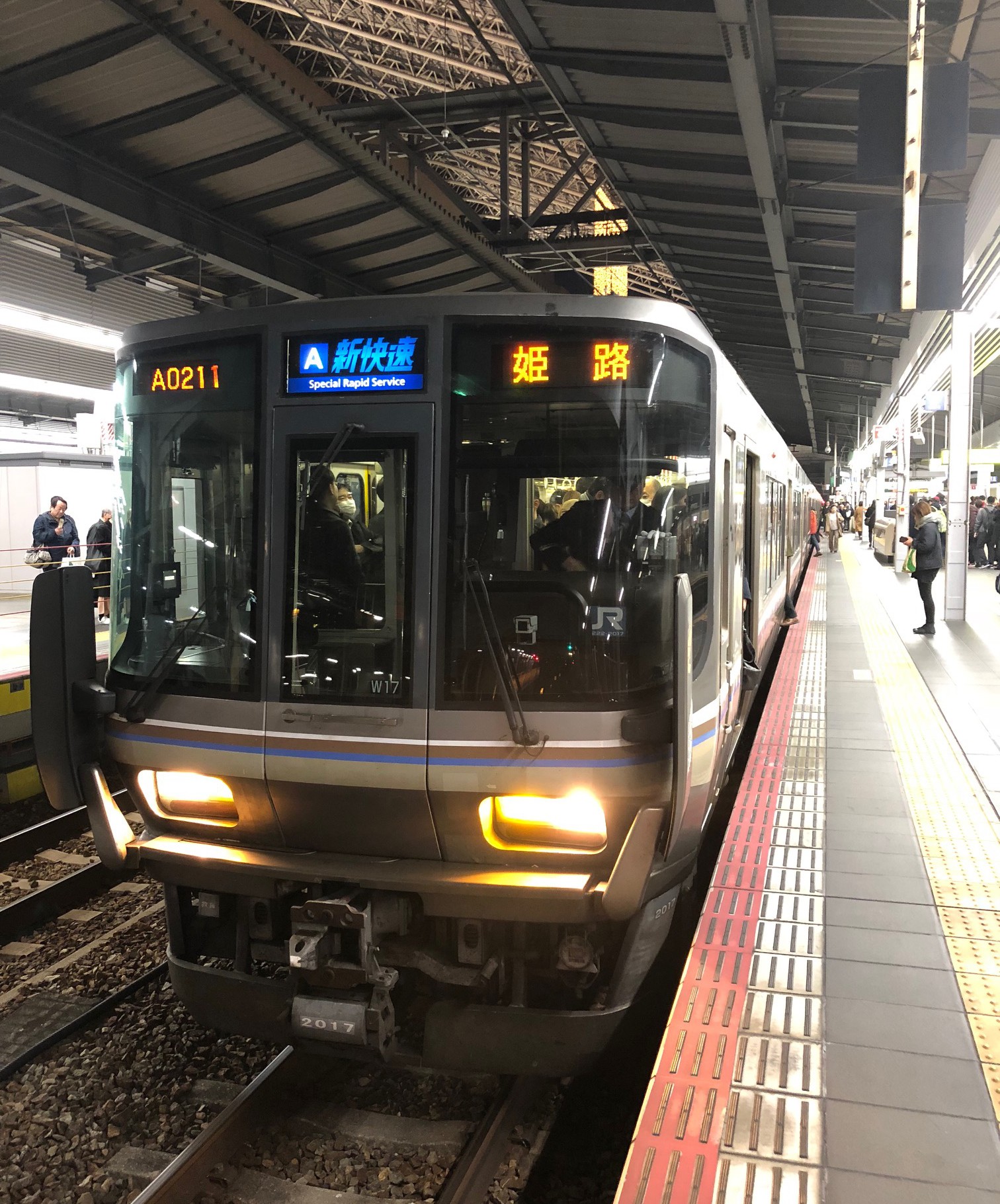 電車のドアに荷物が挟まって、引き抜けない 車内非常ボタンは押していいのか、押したらどうなる？まいどなニュース