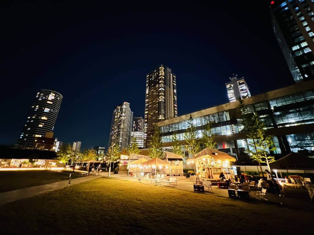 世界のビックリ交通標識5選 枠を突き破る子供 謎の動物 「いいね」禁止？乗りものニュース