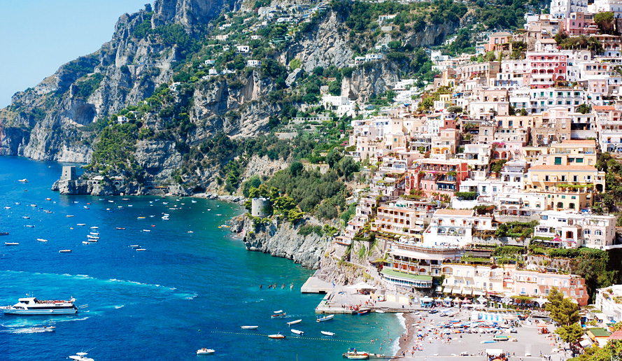 アマルフィ海岸沿いのドライブが、めっちゃ楽しい。, この断崖がめっちゃかっこいいし、この険しい地形を開拓して住んでるのもすごい。,この狭いくねくね道をドライブするバス運転手はほんまにプロ👏,アマルフィ海岸 アマルフィ海岸ドライブアマルフィ海岸🇮🇹南イタリア旅行 イタリア旅行