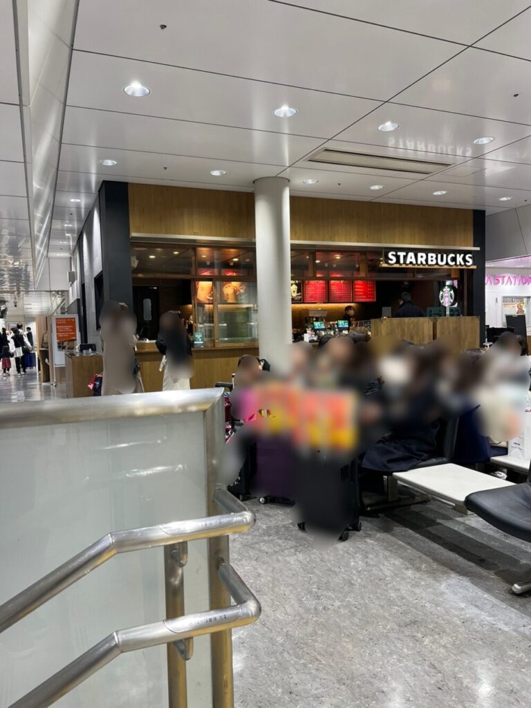 新幹線が見えるカフェ 東京駅スタバinサピアタワー - いばらじお