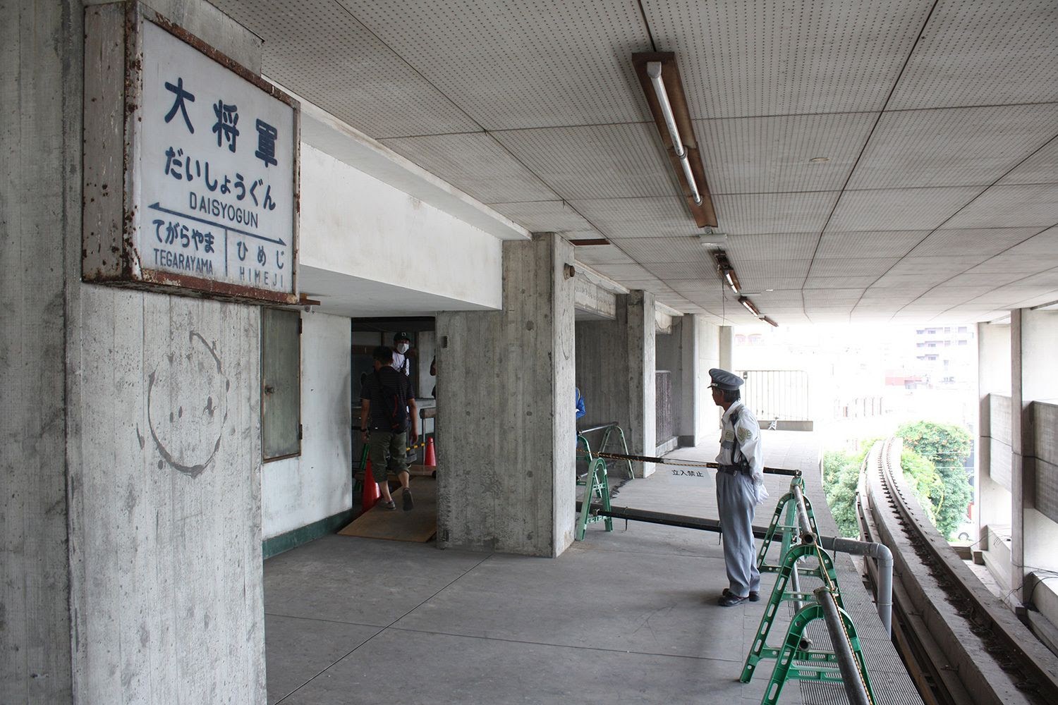 民家から巨大なコンクリート棒が 」しかも抜けない、何事？ゴールドオンライン