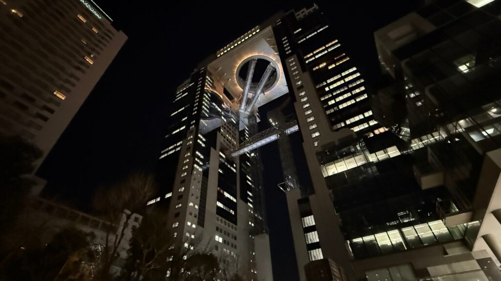 空中庭園展望台からの夜景眼下に広がる煌めく街の灯り。 時間の移ろいと共に、様々な表情をみせてくれます。地上173ｍ、360°の大阪の夜景をお楽しみください。\ Night view of kuchu-teien observatory