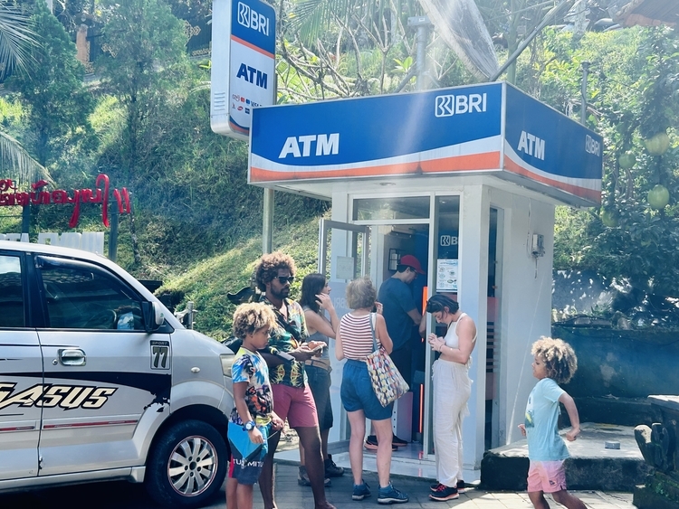 バリ島ウブドの人気観光地 ティルタウンプル寺院 見所と沐浴方法笑うバリ島