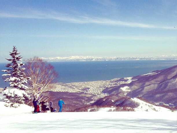 中国人女性が列車にはねられ死亡 線路に侵入し写真撮影中に事故 快速エアポートなど19本運休8200人に影響―外国人観光客で混雑する北海道小樽市 住民「電車が何回も止まっている。起こるべくして起きた」