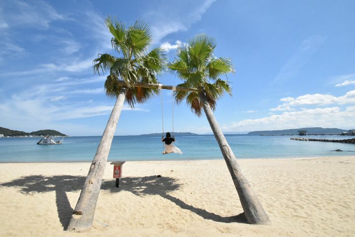 海の上を飛ぶ気分に！？ ”あざまサンサンビーチ”に海辺のブランコが登場！ 南城市OKITIVE