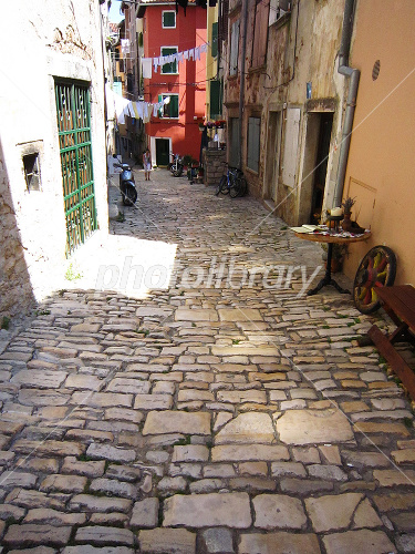 ヨーロッパの町並み 石畳の路地の写真・画像素材-Snapmart スナップマート