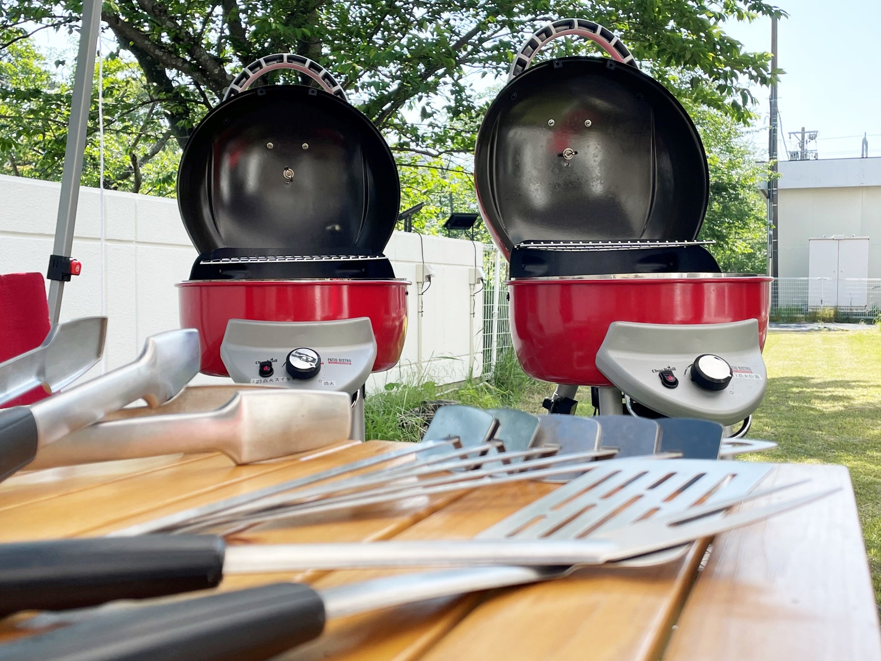 Iuseike バーベキュー コンロ 丸型 bbqグリル 2層大容量 蓋付き 通気口設計 厚みのある素材 均一火力 安定設計 簡単分＼日替90%OFFクーポン送料無料 おすすめ アウトドア バーベキューグリル コンロ 蓋付き 丸型 キャスター付き 燻製器 スモーク BBQグリル