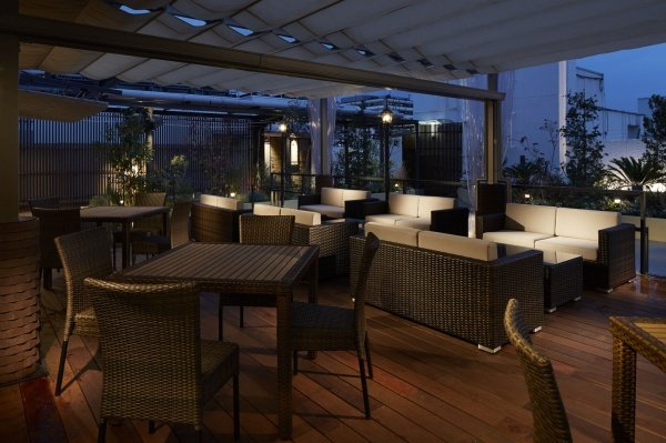 東京の夜景を一望できるテラスカウンター席。 SOAKのテラスカウンター席では、 17:00〜21:00のディナータイムには夕暮れに染まる渋谷の空を眺めながらお食事を。22:00〜25:00のBARタイムには煌びやかな夜景とともに特製カクテルを。 都会の喧騒を忘れさせる絶景とともに