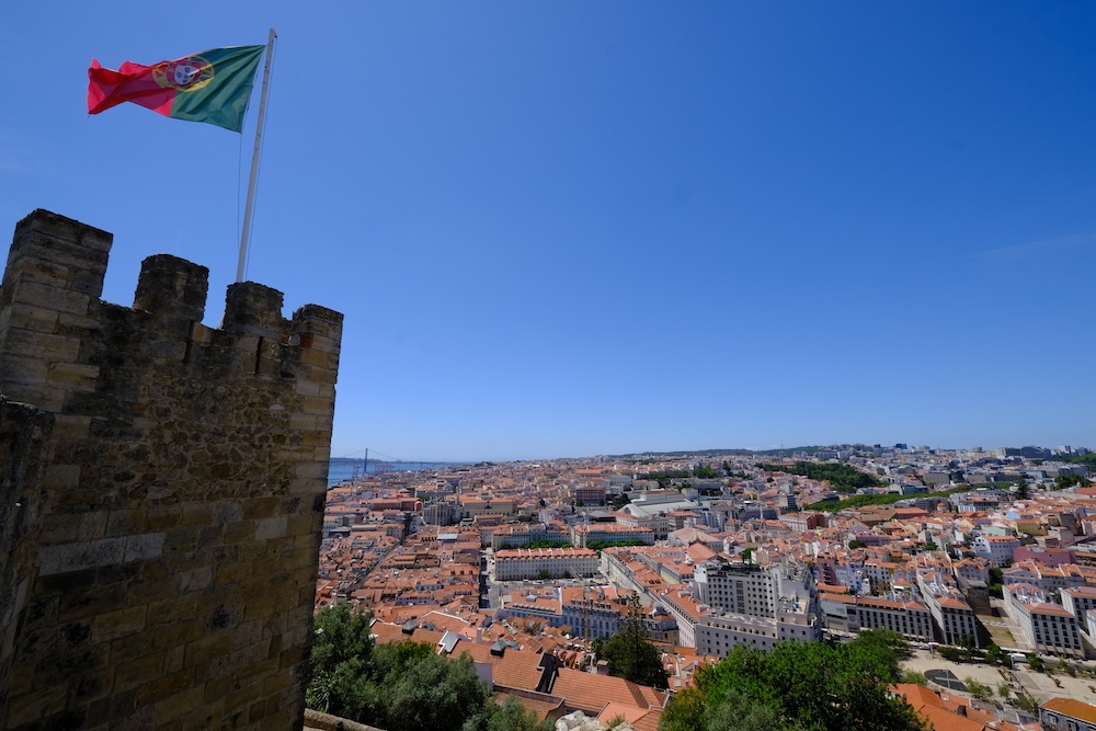 リスボン サン・ペドロ・デ・アルカンタラ展望台から見たサン・ジョルジェ城 写真素材7223091- フォトライブラリ