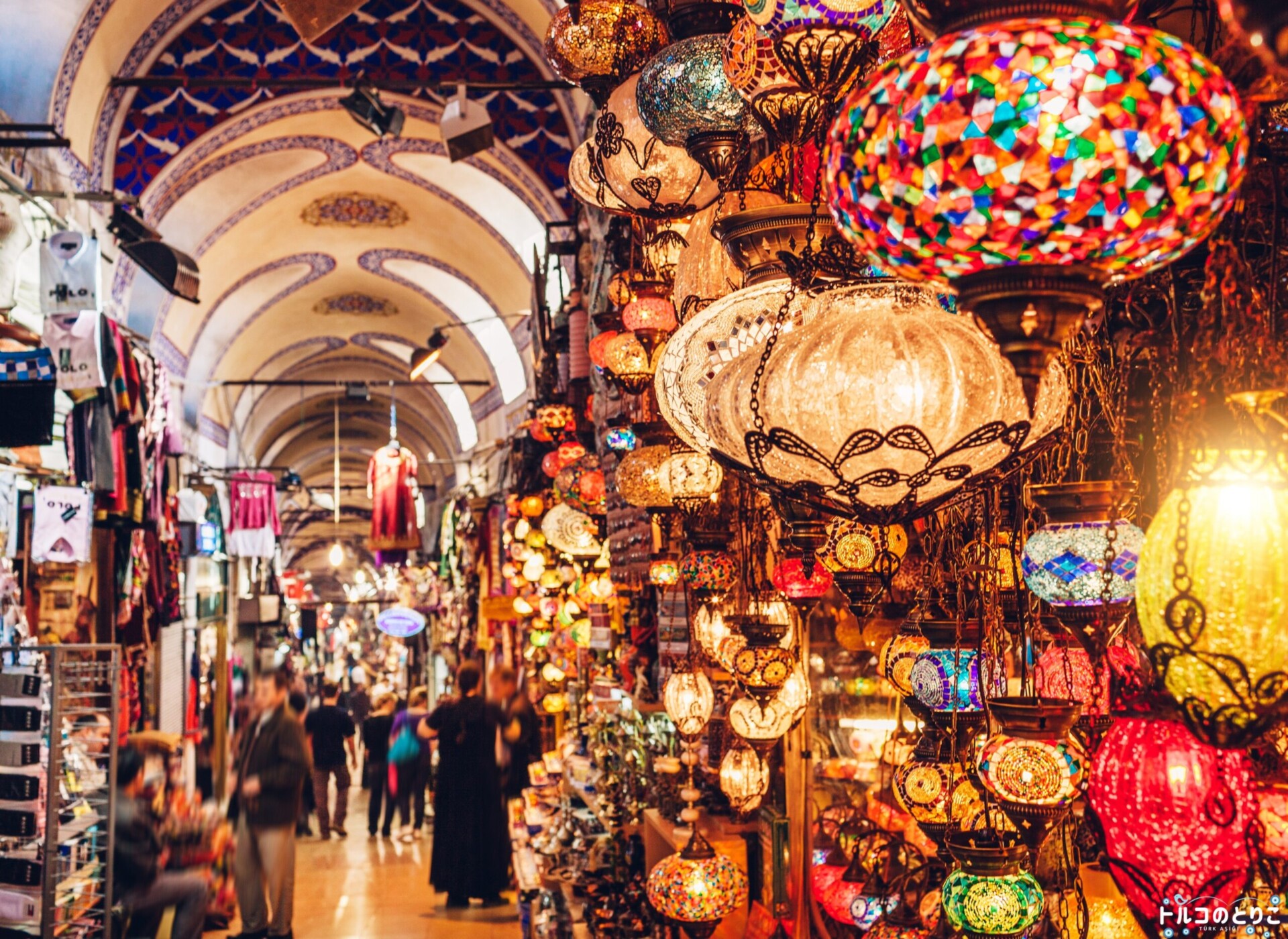 色鮮やかなトルコランプが売られているイスタンブールのグランドバザールの写真素材FYI04842686ストックフォトの QleanMarket キュリンマーケット