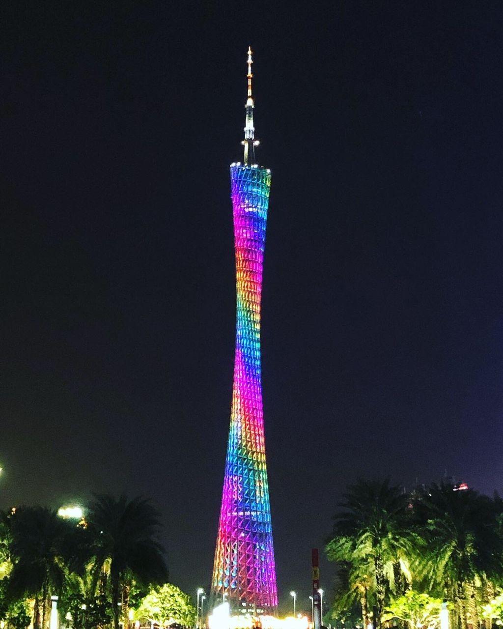 広州の人気観光スポット 広州塔433メートルの星空観光チケット450メートルの屋外プラットフォーム観光チケット460メートルの大観覧車乗車パッケージ480メートルのスピードスカイライドパッケージ488メートルのワンタワー魅惑のシティ