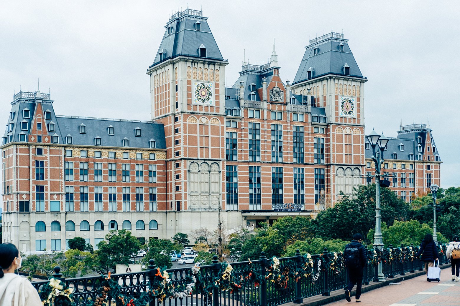 xxx7s.gm. 🌊🌊🌊🚉海の見える駅🌊🌊🌊 海の見える駅 やって来たのは真っ白いカッコいい観光列車ふたつ星でした ❁´◡`❁ *✲ﾟ* ホームの先は海でとっても素敵な駅でした♡ 小長井駅駅 長崎県 2025 photographer @sanf_yasuInstagram