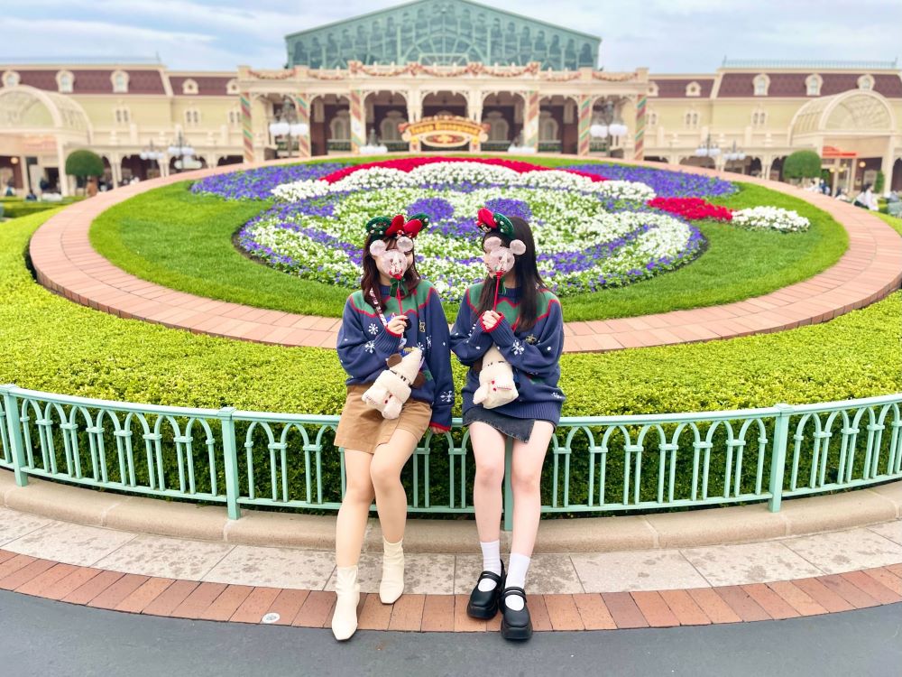 このスポットで写真撮るのがお気に入りなの🏰🤍💫お城と池が映るこのエリアおすすめ！前は全然人いなかったけど人気になってきたスポット😂この日は天気が良すぎてどこでも盛れたな〜！よく聞かれるけど写真はiPhoneで撮ってます！色味加工で一眼っぽくしてる