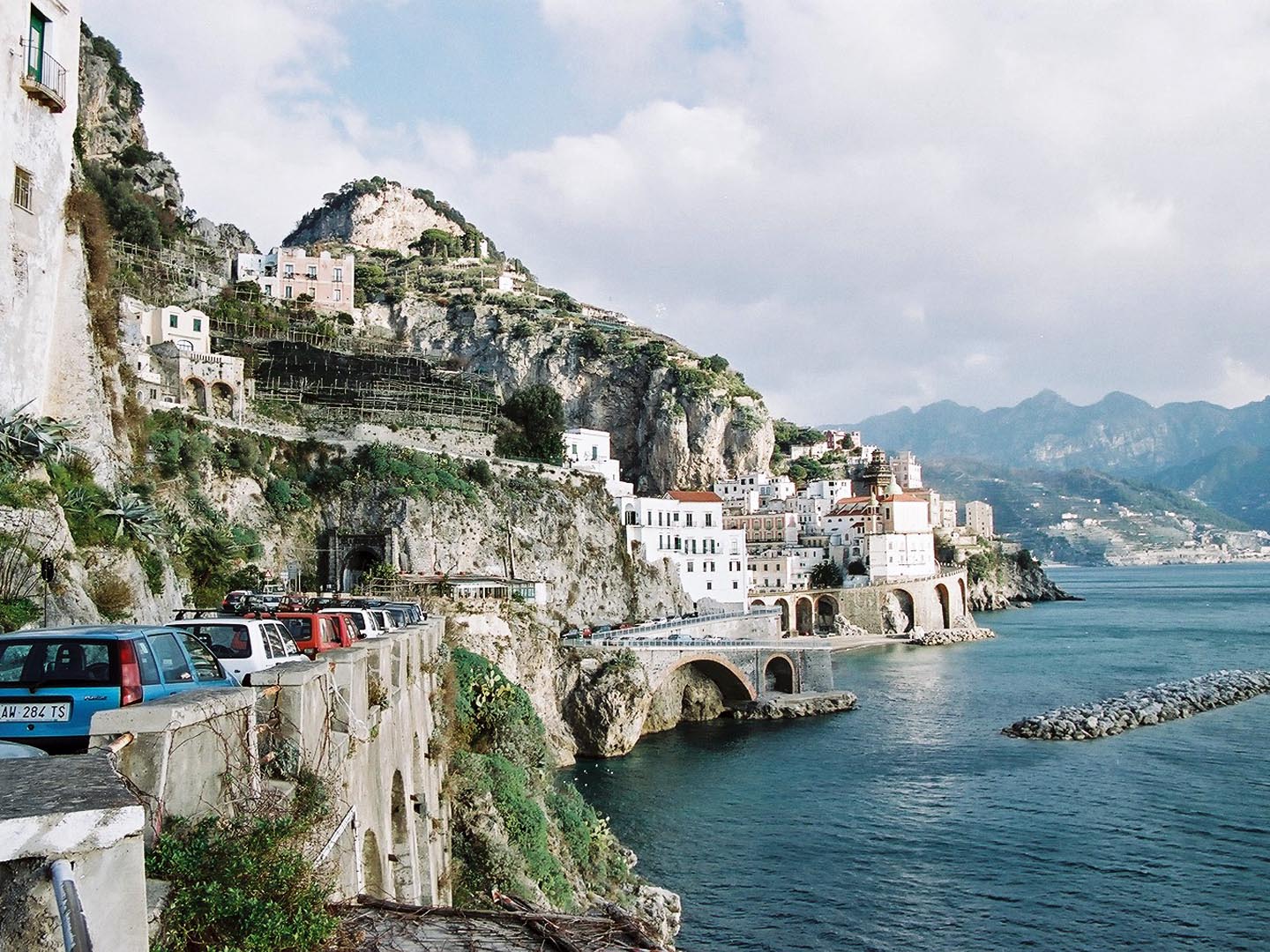アマルフィ海岸の町ポジターノの夜景 イタリア 10610003890 の写真・イラスト素材アマナイメージズ