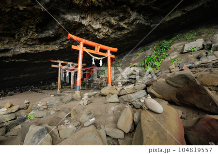 国土交通省九州運輸局鵜戸神宮の奥にある波切神社、知ってる？⛩️🌊岩窟の中にある神秘的な空間と、そこから見える絶景は感動もの！✨ちょっと大変だけど、行ってみる価値アリだよ！💪宮崎・九州のみんなにもっと知ってほしいな😊宮崎鵜戸神宮波切神社絶景