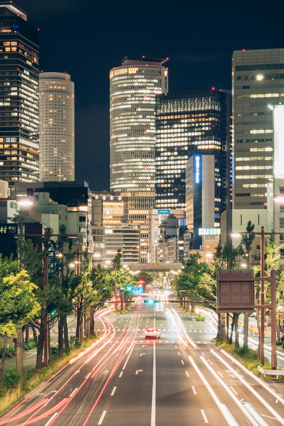 愛知県名古屋市 桜通りと名古屋市の高層ビル群 夜景の写真素材206439545- イメージマート