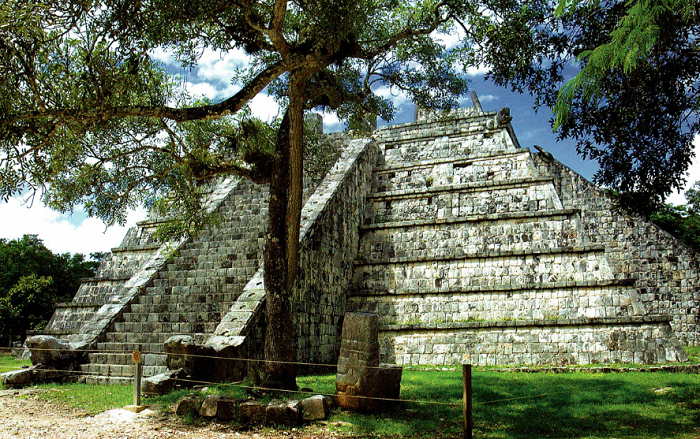 チチェン・イッツァのククルカン大ピラミッド神殿の古い遺跡の写真素材・画像素材 Image 175641417