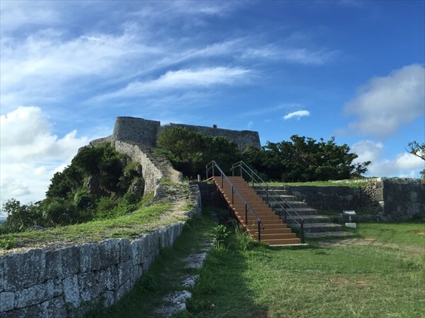 勝連グスクグスクへの道標