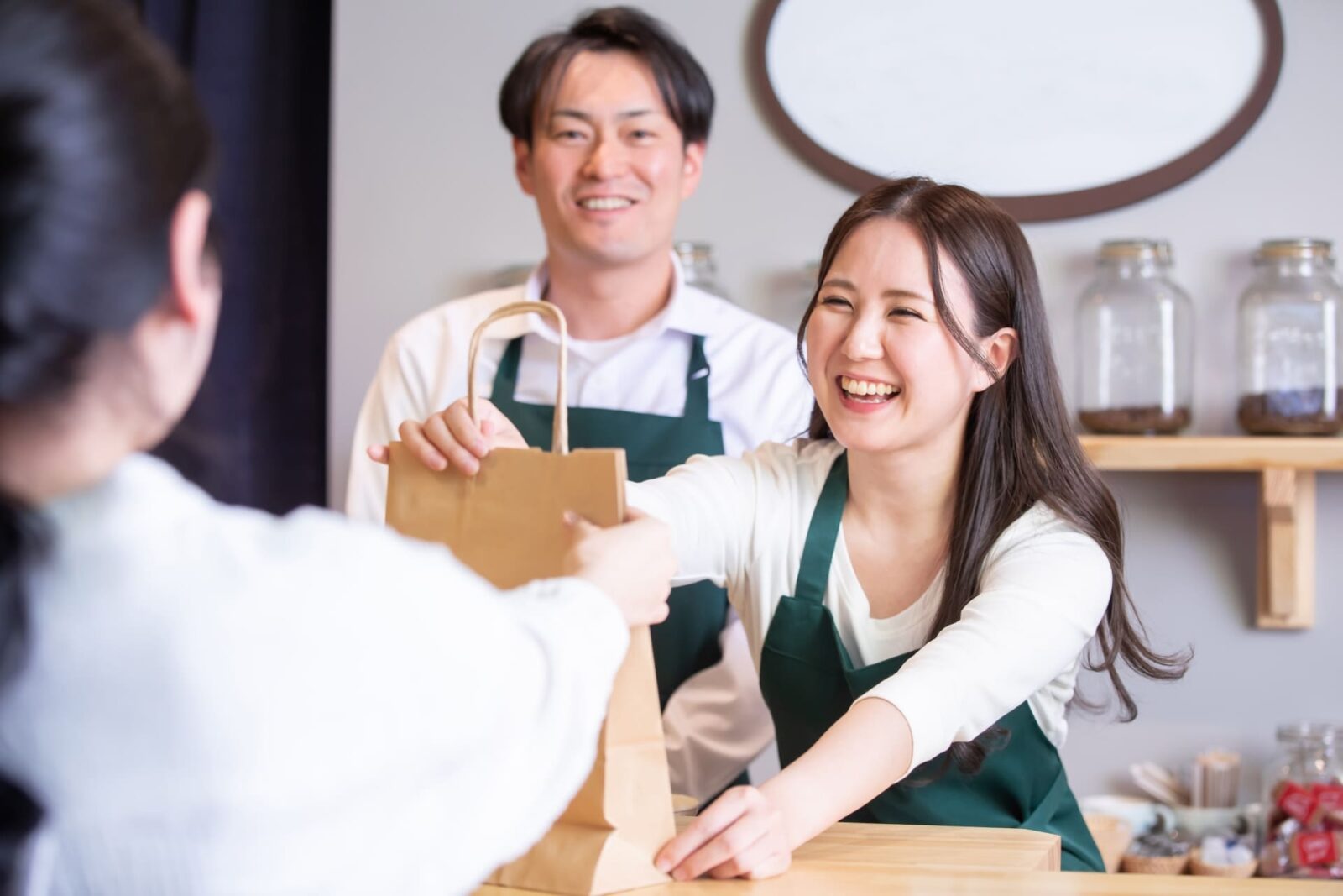 💸 ガッツリ稼げる！完全英語環境のリゾートバイトに挑戦しよう 🌍 カナダの美しいリゾート地で働きながら、英語力も収入もレベルアップ！✨12週間の特別プログラムで英語やバリスタスキルを磨いたら、夢のような職場で働こう！ ⛷️ ポイントはココ！ 💼 ガッツリ稼げる