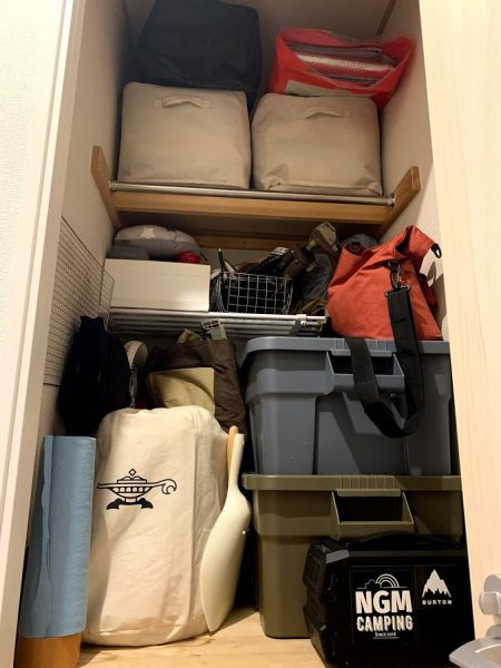 キャンプ用品を収納 4選🏕️ キャンプ好き必見！ センス抜群のキャンプ道具収納術を4つご紹介💁‍♀小さいものから大きいものまで形状も重さもさまざまなキャンプ用品。キャンプにハマるほどキャンプギアが増えていきますよね限られたスペースで壁面や有孔ボードを