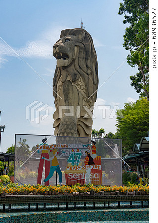 夕方にはシンガポールのセントーサ島のマーライオンの像のシンガポール、シンガポール - 2016 年 3 月 1日:象徴的な彫刻はライトで照らされました。の写真素材・画像素材 Image 61628446