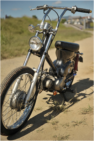 ホンダ・スーパーカブの北米輸出モデルがC70パスポート。スーパーカブ・ファミリーの中では派手な1台!? トピックス バイクブロス・マガジンズ