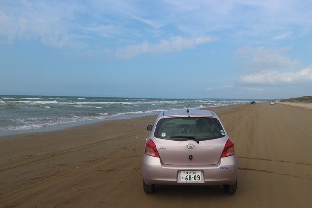 砂浜がなくなる前にGO‼︎ バイクで海岸を走れる日本唯一の道路『千里浜なぎさドライブウェイ』モトメガネ バイク・オートバイ自動車・クルマキャンプのニュース情報