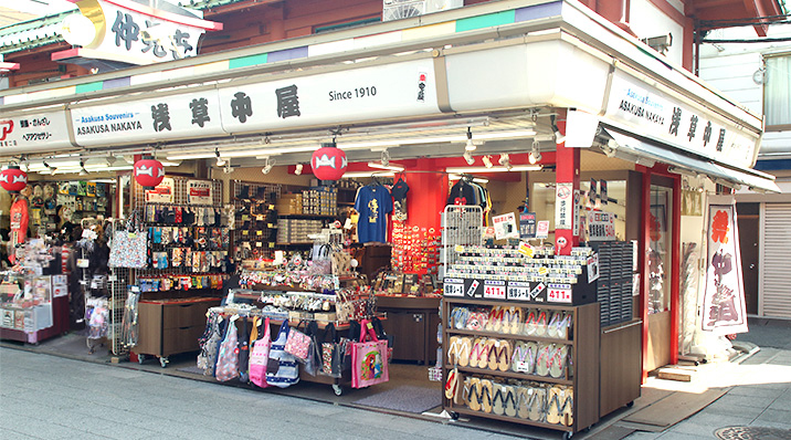 仲見世の裏通りの路面が素敵な石畳に模様替えです。アスファルトよりグッドです。 正- 浅草観光連盟