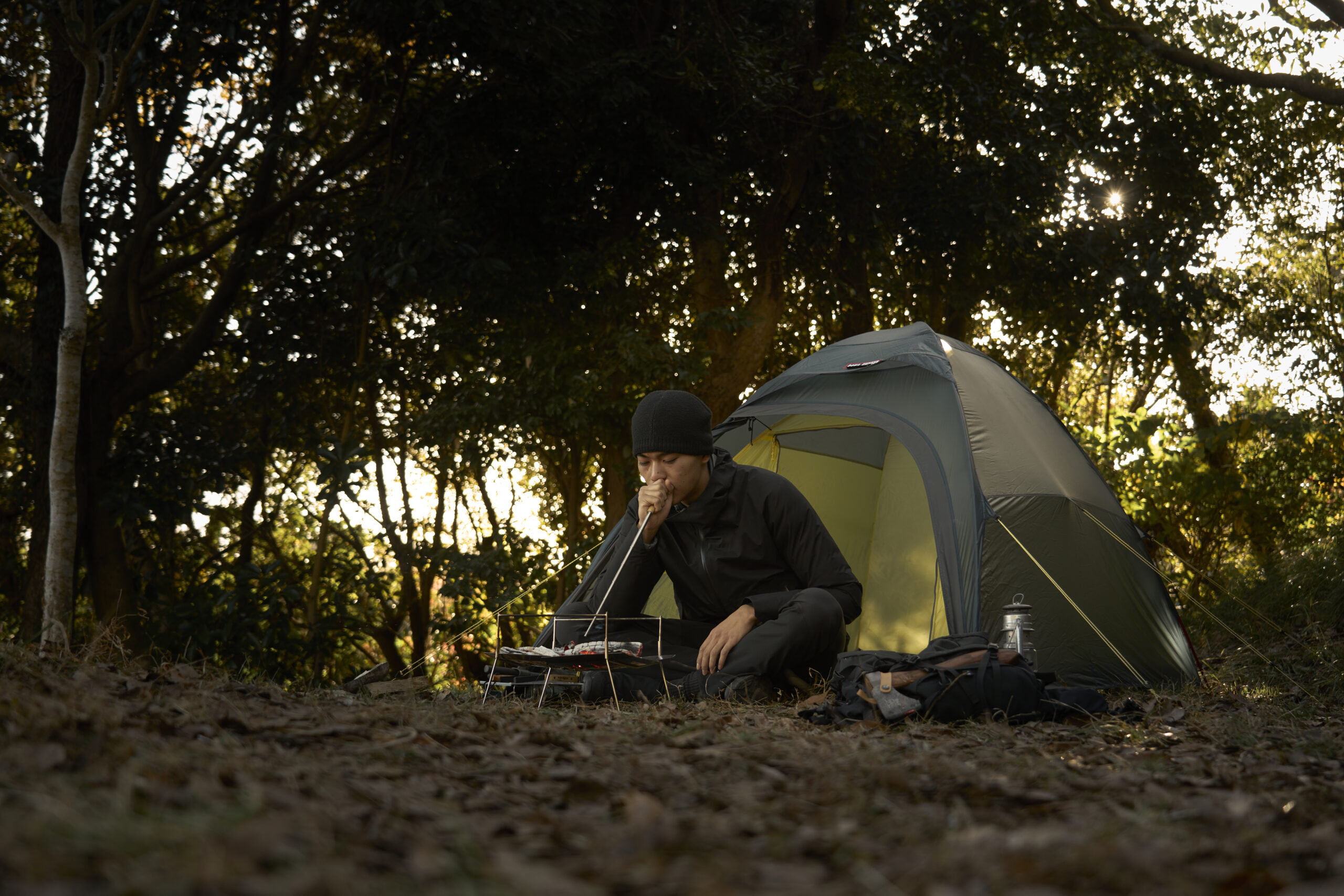 ミニチュアキャンプシーン：夜の山と焚き火のひとときのイラスト素材115610070- PIXTA