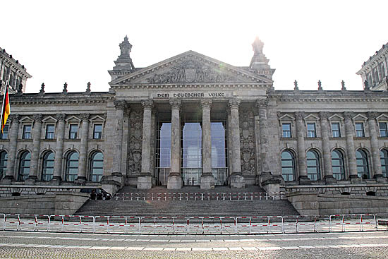 まるで宇宙船！明治27年築「ドイツ連邦議会議事堂」ガラスドームが人気RETRIP リトリップ