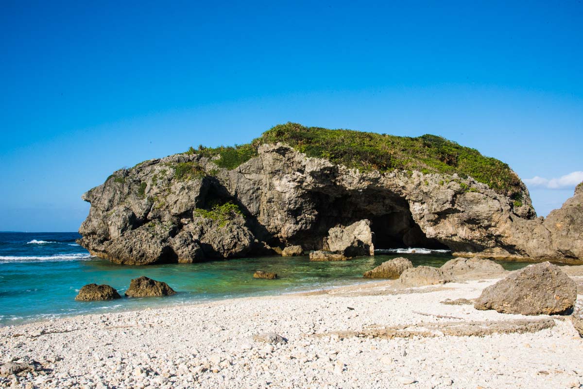 沖縄 青の洞窟シュノーケリング＆シーカヤック 恩納村店舗集合・マリブビーチ 発・約3時間・3歳以上 身長100cm以上 ・2名～・近隣ホテル送迎要相談A アルガイド沖縄沖楽