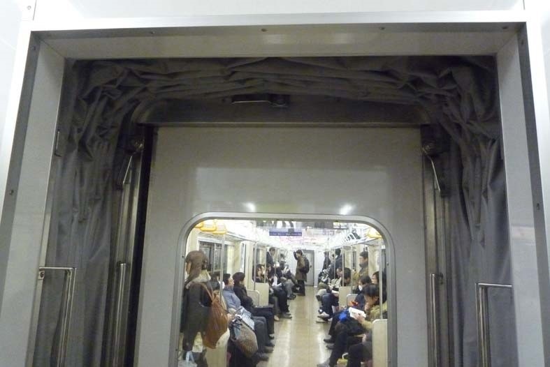 電車の連結部の写真素材14347290- PIXTA