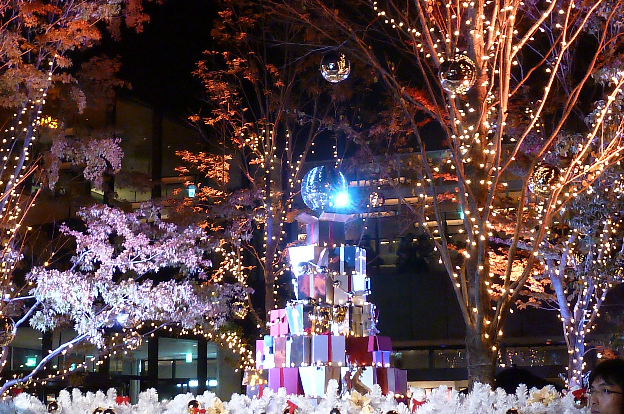 平成最後の聖夜をロマンチックに照らす。表参道イルミネーションが11 29より開始。 今年もこの季節がやってきた！表参道＆原宿のメディア -OMOHARAREAL