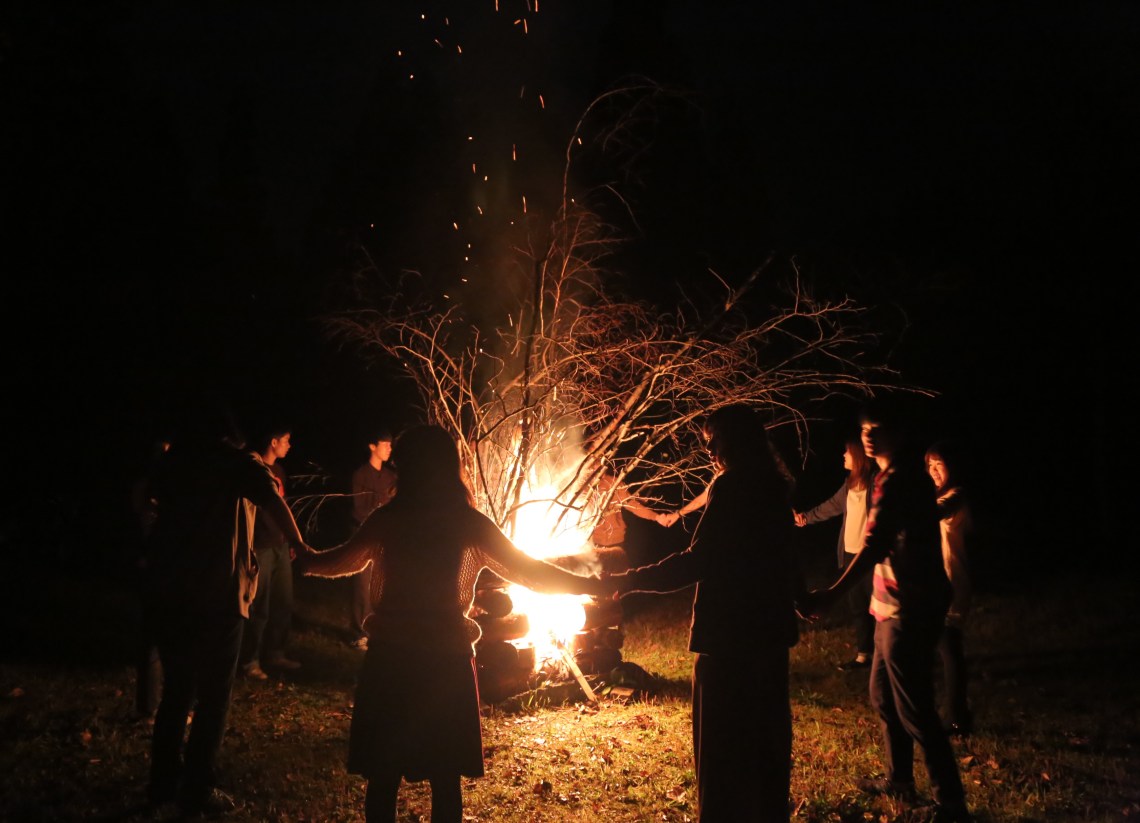 キャンプファイヤー 焚き火 炎と薪 イベント行事 イメージ素材の写真素材80330158- PIXTA