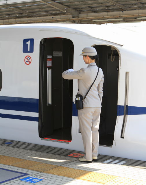 新幹線の女性乗務員さんたちチンの行状日記
