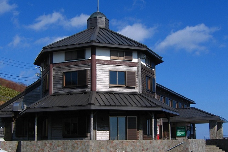 1142 弾崎＝佐渡市鷲崎 新潟県 佐渡最北端の岬は“弾崎”でそこに立つ灯台は“弾埼灯台”で : でんでんむしの岬めぐり