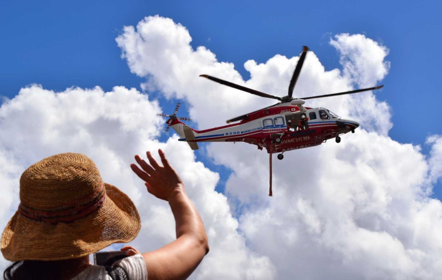 飛行機雲と消防ヘリ🚁 瀬谷区上空を旋回神奈川県横浜市旭区めたもんウェザーニュース