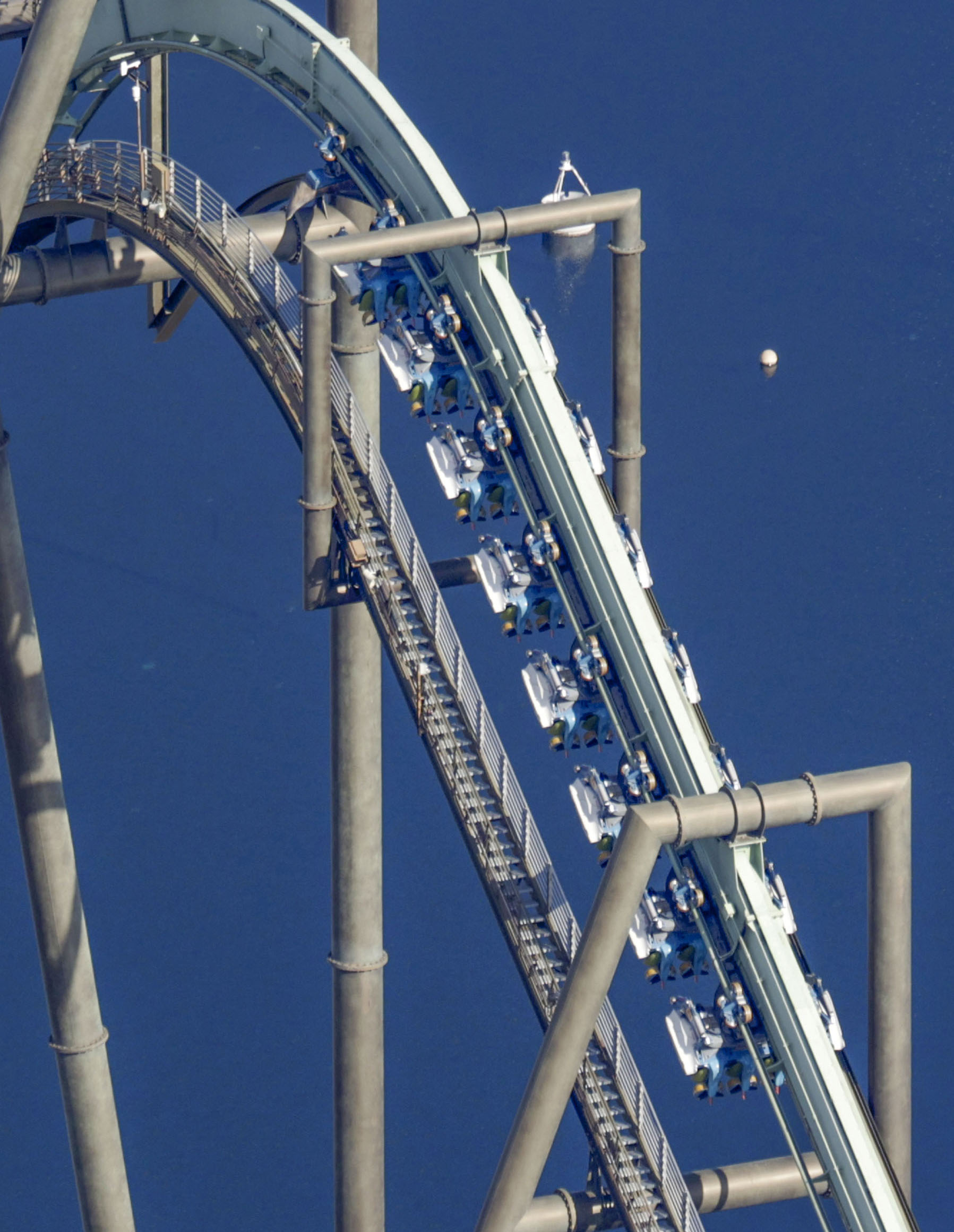 ジェットコースター「ループ・ザ・ループ」緊急停止乗客18人救助けが人なしルスツリゾート