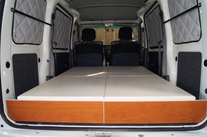 新型「ハイゼットカーゴ」ベースの軽キャン登場！ 真夏の車中泊でも快適な装備とは～カスタム・アウトドア・福祉車両・モータースポーツなどのカーライフ情報が満載～ AUTO MESSE WEB オートメッセウェブ