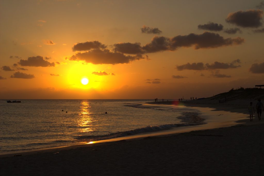 🏝️☀️宮古島の絶景スポット５選 宮古島の「一生に一度は行きたい」絶景スポットをお届けます👀✨与那覇前浜ビーチ宮古島 の南西エリア、来間島の向かいにあり、サラサラの白砂浜が約7キロにもわたり”東洋一美しい”と称されるビーチ🏖️ 住所：沖縄県宮古島市