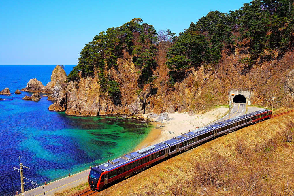 海里―車体はオレンジと白、これは新潟のアレとアレがモチーフ！？ 車内もちょっと覗いてみよう THE列車トレたび - 鉄道・旅行情報サイト
