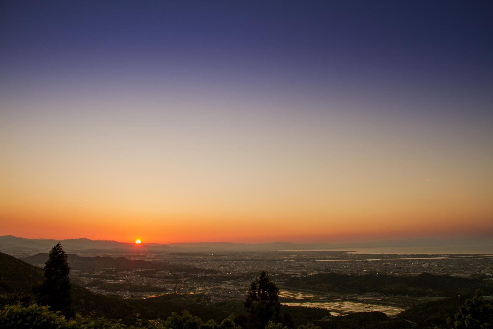 伊勢志摩スカイライン ８月の営業時間は 午前 7:00 から 午後 8:00 まで いつもより1時間長く営業いたします 展望台から伊勢志摩の夕景や夜景を眺める時間は きっと特別なものになりそうです ☆:＊・゜✩.*˚☆:＊・゜✩.*˚☆:＊・゜ 最終ご入場時間午後7:15 夜